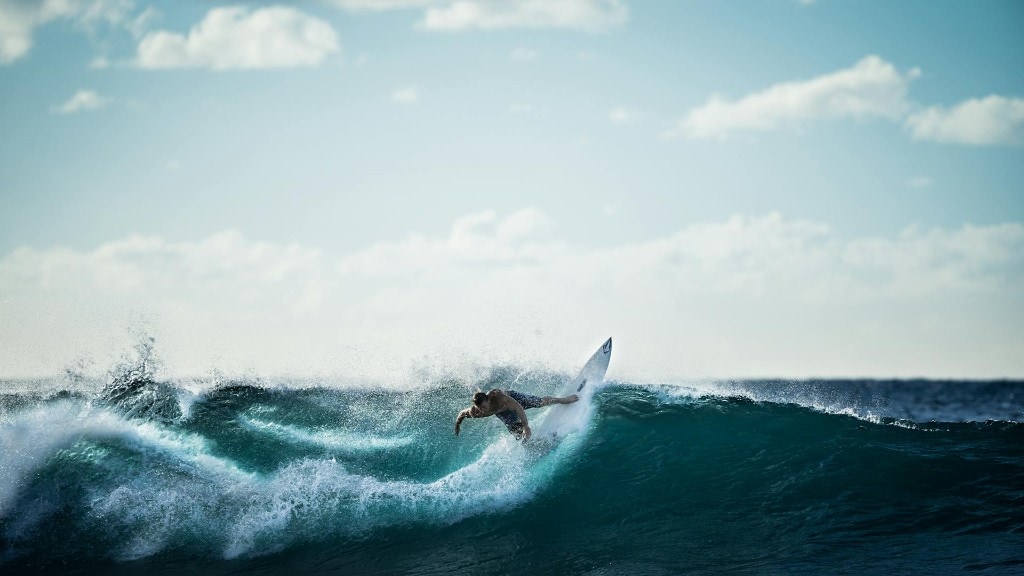 Surfer auf einer Welle — Sinnbild für Performance und Bewegung