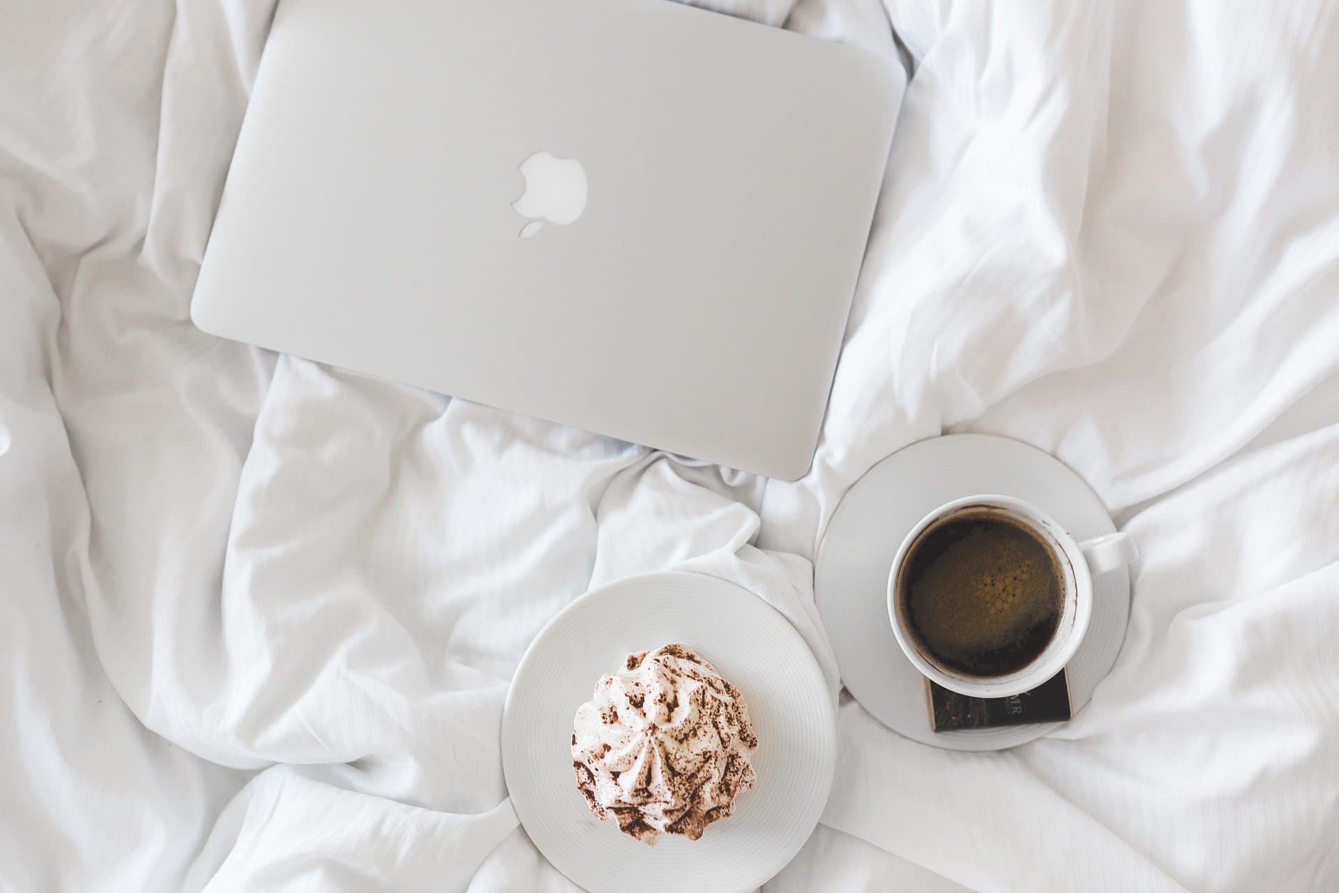 Kaffeepause am Laptop – symbolisch für Wartezeiten durch langsame Websites