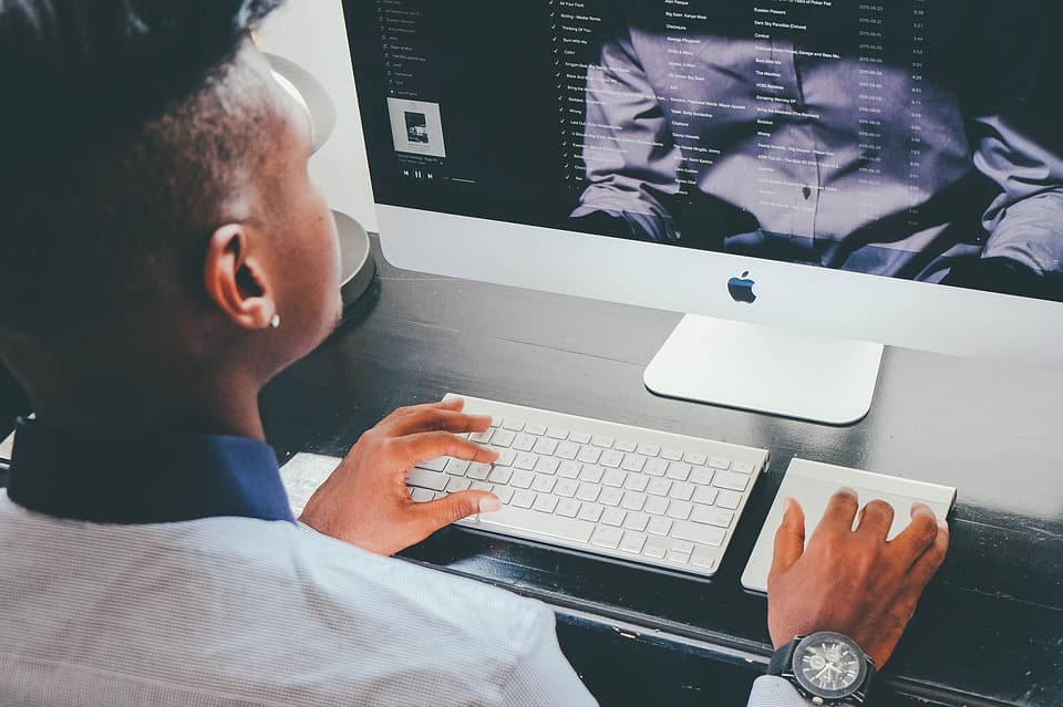 Desktop‑Arbeit mit sensiblen Daten – Privacy by Design auf der Website