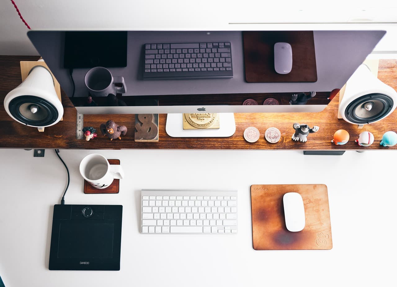 Home‑Office mit Laptop – Remote‑Zusammenarbeit und Webprojekt‑Kosten