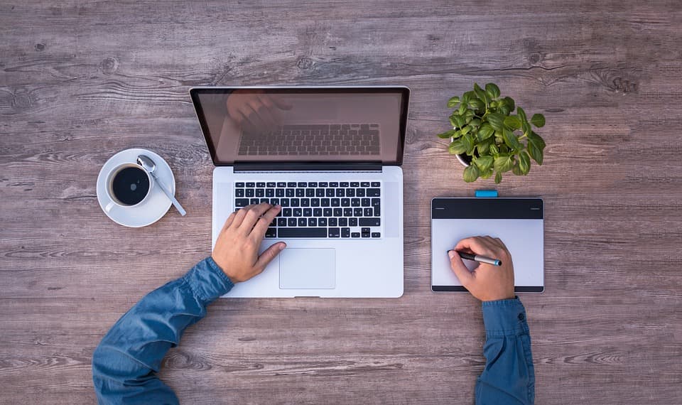 Laptop mit Shop‑Frontend – A/B‑Tests und Checkout‑Verbesserungen
