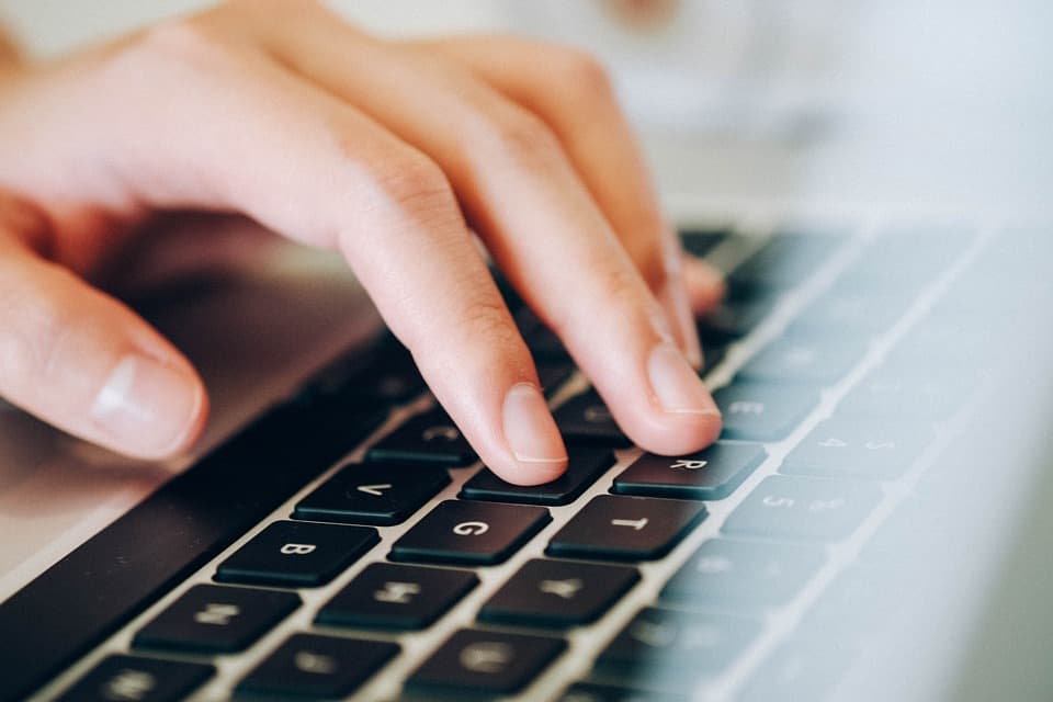 Laptop mit Code‑Editor im Büro – Performance‑Optimierung im Webprojekt