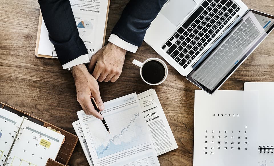 Arbeitsplatz mit Laptop – Checkliste vor dem Go‑live einer Website