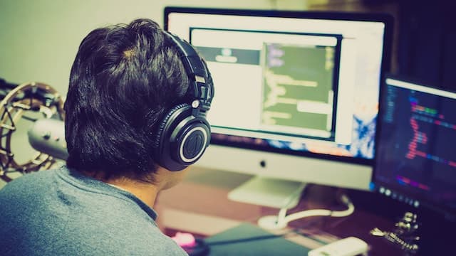 Tech‑Arbeitsplatz mit Monitoren – KI‑Tools im Webdesign‑Workflow