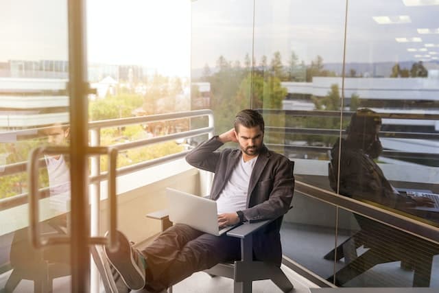 Lokales Business‑Gespräch – Reviews, NAP und regionale Landingpages